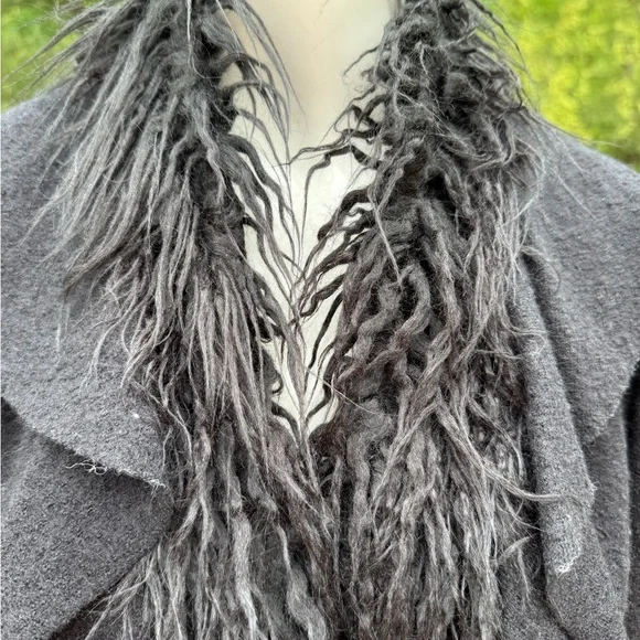 Chic Black Ruffled Jacket with Faux Fur Trim - Picture 3 of 8